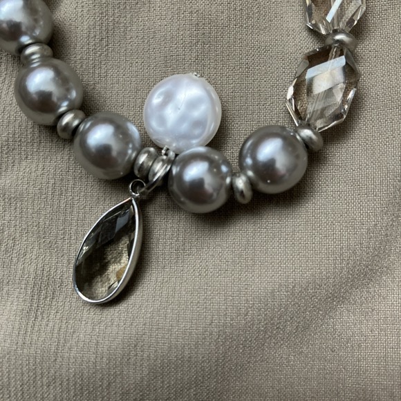 Loft Chunky bracelet faceted clear beads & gray faux pearl stretchy pearl charm - Picture 2 of 4